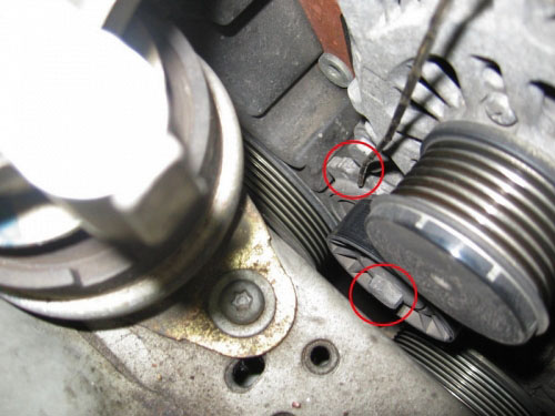 Расположение натяжителя и болта крепления ролика генератора Peugeot 407