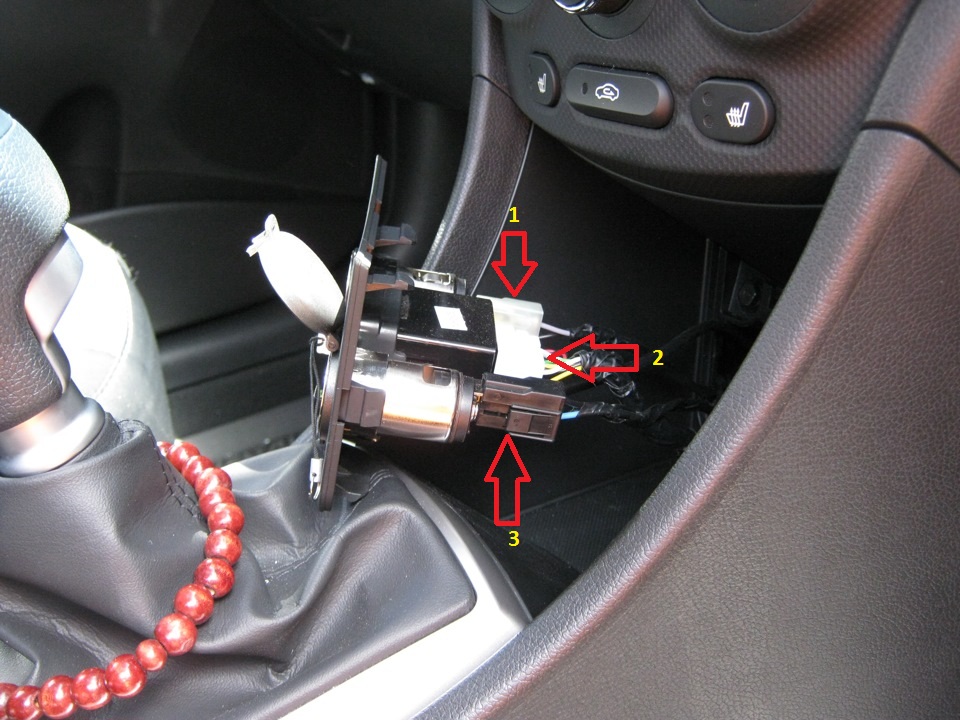 Отсоединяем три колодки проводов от панели дополнительного оборудования на автомобиле Hyundai Solaris