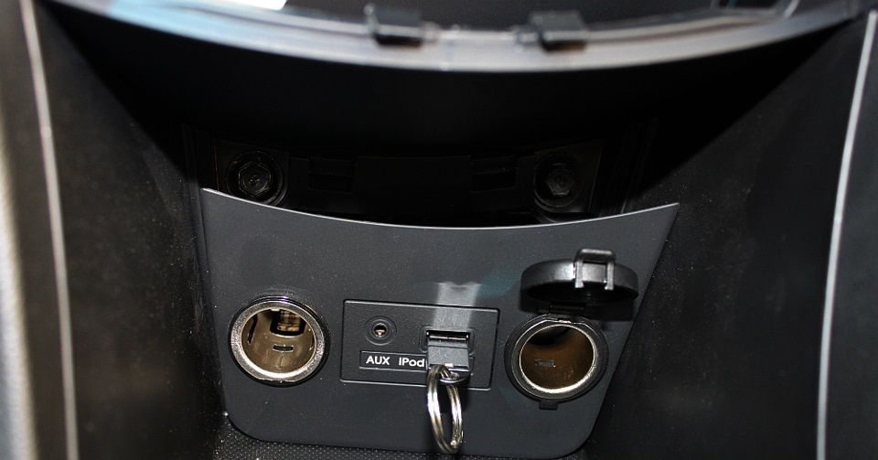 Рукой нажимаем изнутри на панель дополнительного оборудования и выдвигаем ее из центральной консоли панели приборов на автомобиле Hyundai Solaris