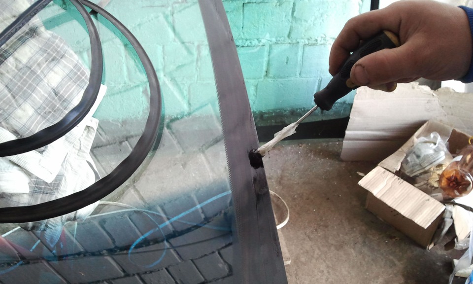 Подготовка поверхности лобового стекла Fiat Scudo для нанесения герметика