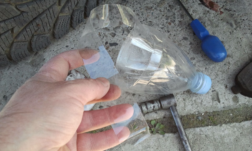 Отрезаем подходящий кусок пластиковой бутылки для ремонта Fiat Scudo