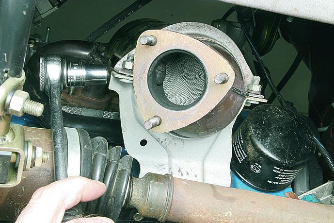 Откручивание гаек крепления хомута поддерживающего кронштейна катколлектора двигателя ВАЗ-11183 Лада Гранта (ВАЗ 2190)