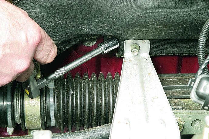 Откручивание гайки верхнего крепления теплозащитного щитка рулевого механизма Лада Гранта (ВАЗ 2190)