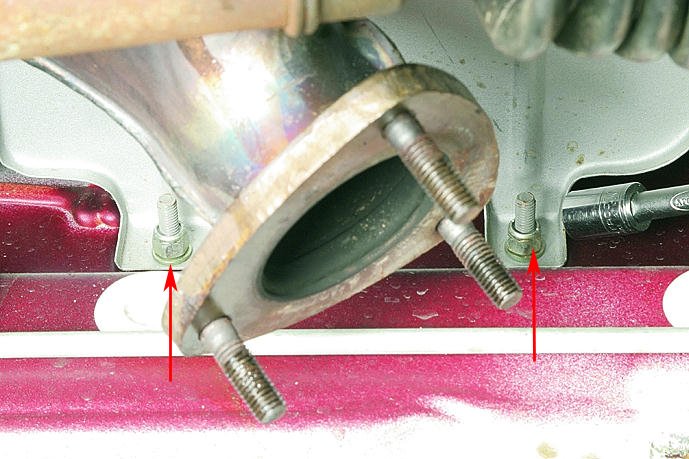 Откручивание гаек нижнего крепления теплозащитного щитка рулевого механизма Лада Гранта (ВАЗ 2190)