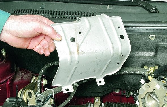 Снятие теплозащитного щитка рулевого механизма Лада Гранта (ВАЗ 2190)