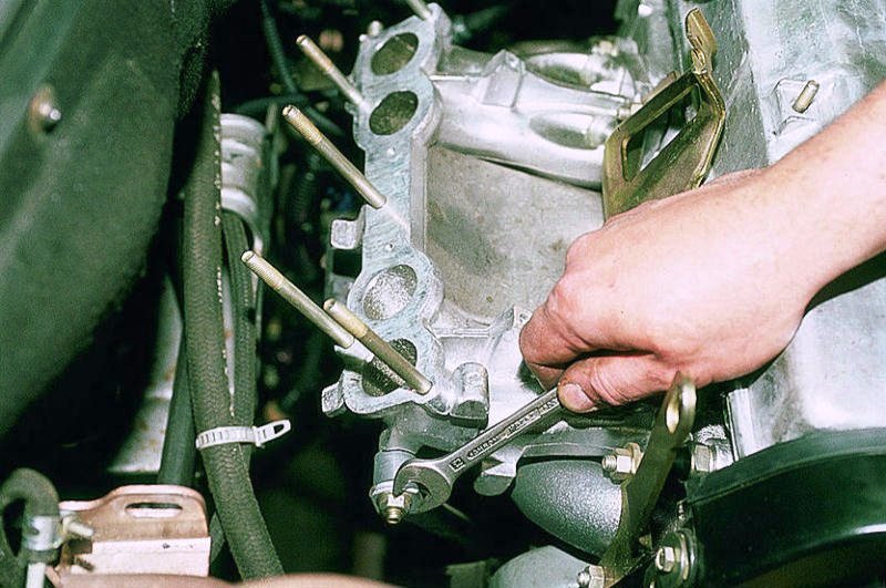 Откручивание гайки верхнего крепления правого кронштейна впускного коллектора 8-клапанного двигателя Лада Гранта (ВАЗ 2190)
