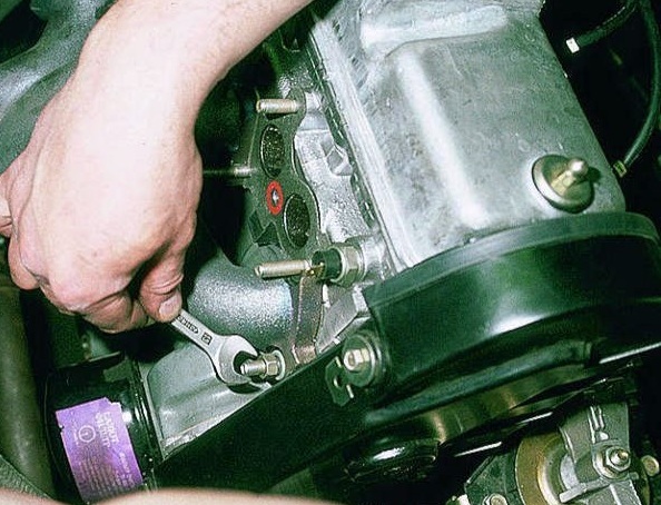 Откручивание гайки бокового крепления катколлектора 8-клапанного двигателя Лада Гранта (ВАЗ 2190)