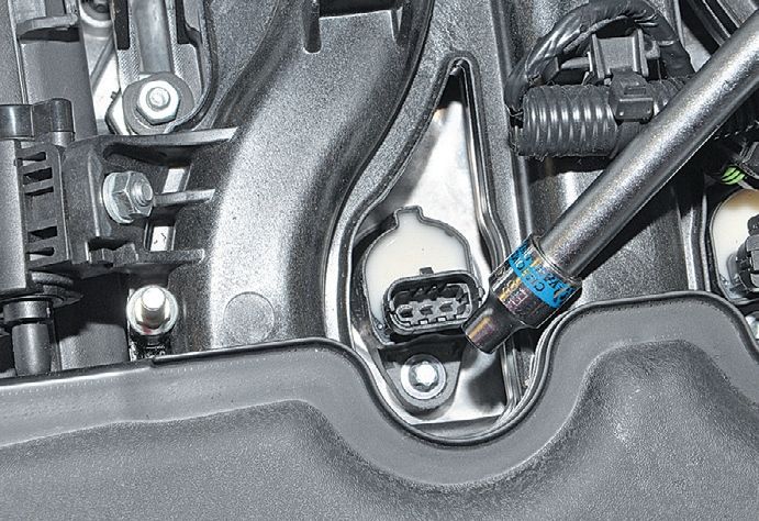 Откручивание болта крепления индивидуальной катушки зажигания двигателя ВАЗ-21126 Лада Гранта (ВАЗ 2190)