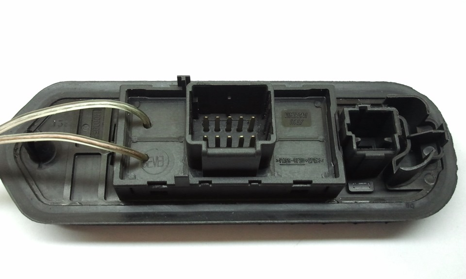 Отверстия для проводов в корпусе контактной колодки сдвижных дверей Fiat Scudo