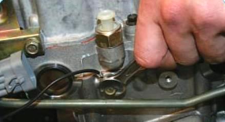 Откручивание болта крепления провода массы к головке блока цилиндров двигателя ВАЗ-21126 Лада Гранта (ВАЗ 2190)