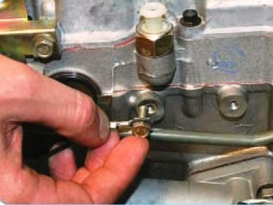 Снятие наконечника провода массы с головки блока цилиндров двигателя ВАЗ-21126 Лада Гранта (ВАЗ 2190)
