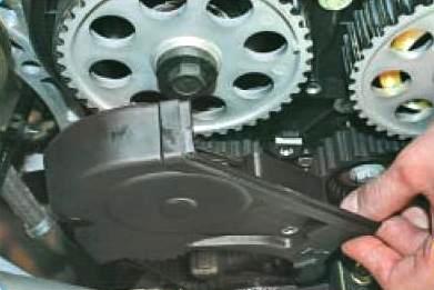 Снятие нижней крышки ремня привода ГРМ двигателя ВАЗ-21126 Лада Гранта (ВАЗ 2190)