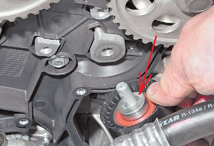 Размещение дистанционного кольца на промежуточном ролике ремня привода ГРМ двигателя ВАЗ-21126 Лада Гранта (ВАЗ 2190)