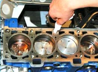 Удаление ветошью масла из резьбовых отверстий в головке блока цилиндров двигателя ВАЗ-21126 Лада Гранта (ВАЗ 2190)
