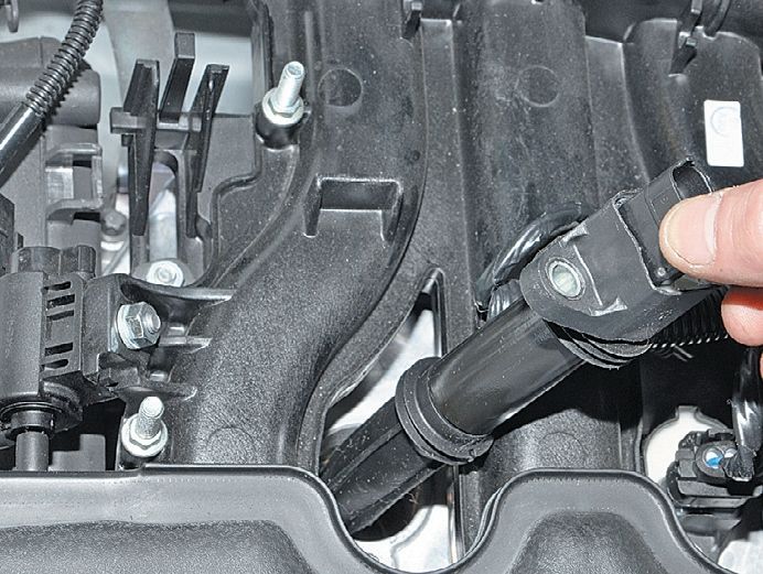Извлечение индивидуальной катушки зажигания двигателя ВАЗ-21126 Лада Гранта (ВАЗ 2190)