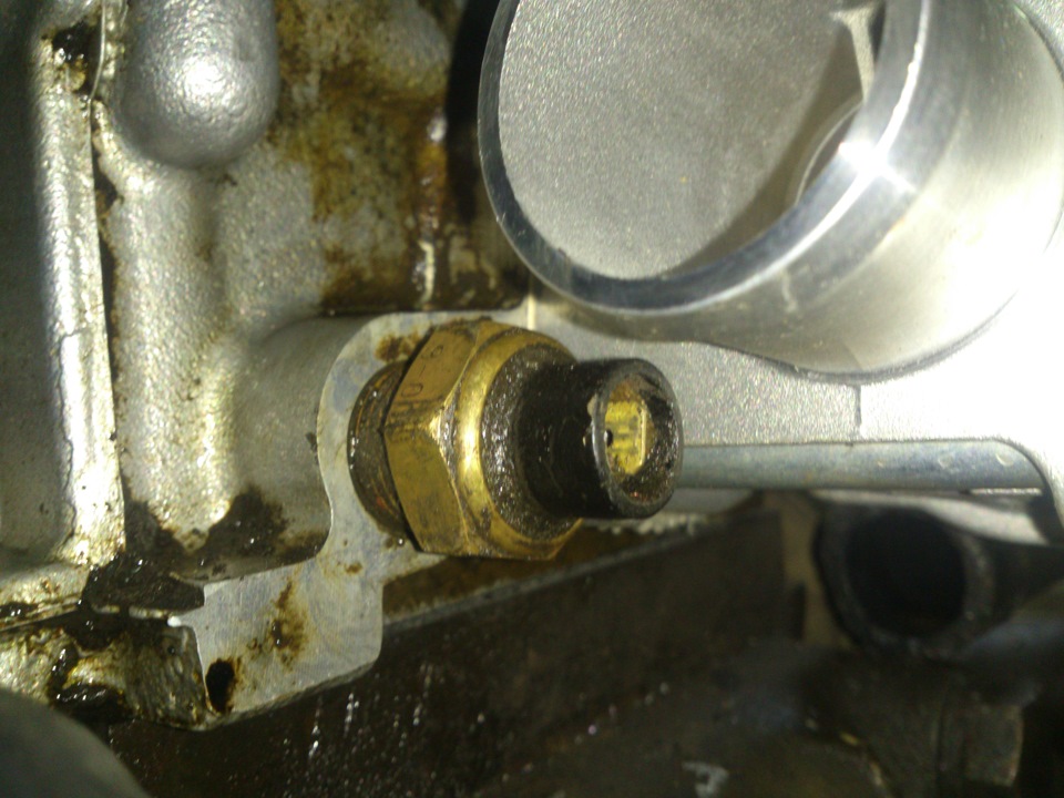 Размещение датчика указателя температуры охлаждающей жидкости на двигателе ВАЗ-21126 Лада Гранта (ВАЗ 2190)