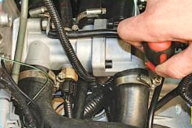 Ослабление затяжки хомута шланга термостата двигателя ВАЗ-21126 Лада Гранта (ВАЗ 2190)