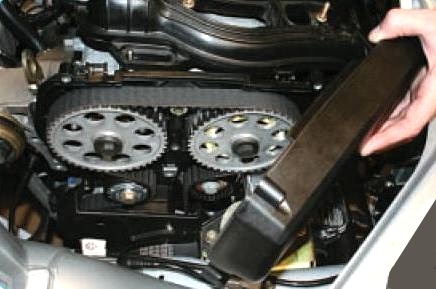 Снятие крышки ремня привода ГРМ двигателя ВАЗ-21126 Лада Гранта (ВАЗ 2190)