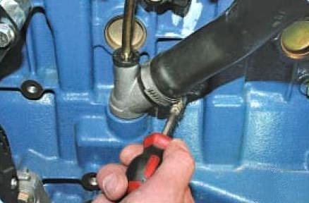 Ослабление нижнего хомута шланга системы вентиляции картера двигателя ВАЗ-21126 Лада Гранта (ВАЗ 2190)