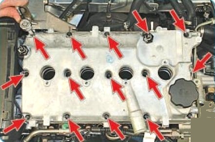 Откручивание болтов крепления крышки головки блока цилиндров двигателя ВАЗ-21126 Лада Гранта (ВАЗ 2190)