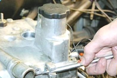 Отжимание крышки от головки блока цилиндров двигателя ВАЗ-21126 Лада Гранта (ВАЗ 2190)
