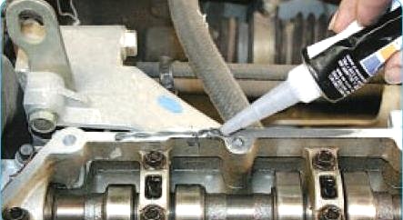 Нанесение слоя герметика-прокладки на привалочные поверхности головки блока цилиндров двигателя ВАЗ-21126 Лада Гранта (ВАЗ 2190)