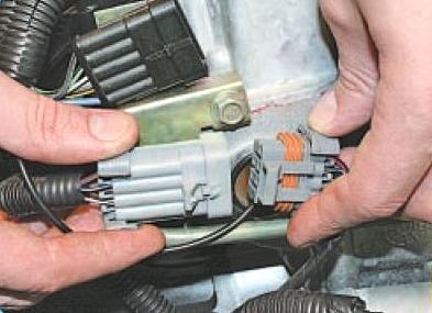 Разъединение колодки жгута проводов форсунок двигателя ВАЗ-21126 Лада Гранта (ВАЗ 2190)
