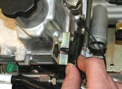 Отсоединение разъема проводов катушек зажигания от переднего кронштейна ВАЗ-21126 Лада Гранта (ВАЗ 2190) 