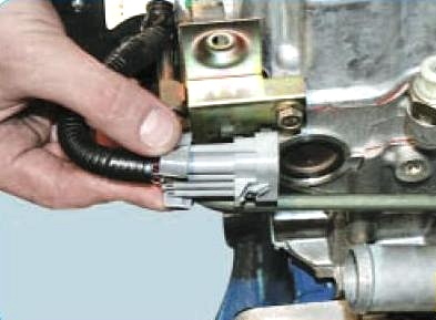 Отсоединение разъема проводов форсунок от переднего кронштейна двигателя ВАЗ-21126 Лада Гранта (ВАЗ 2190)