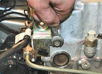 Снятие переднего кронштейна крепления разъемов форсунок и зажигания двигателя ВАЗ-21126 Лада Гранта (ВАЗ 2190)