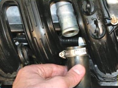 Снятие вытяжного шланга системы вентиляции картера с крышки головки блока цилиндров двигателя ВАЗ-21126 Лада Гранта (ВАЗ 2190)
