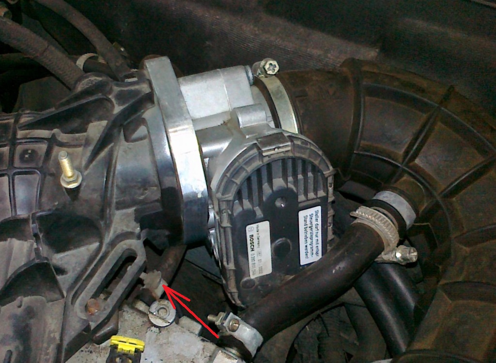 Размещение хомута крепления шланга малой ветви системы вентиляции картера к крышке головки блока цилиндров двигателя ВАЗ-21126 Лада Гранта (ВАЗ 2190)
