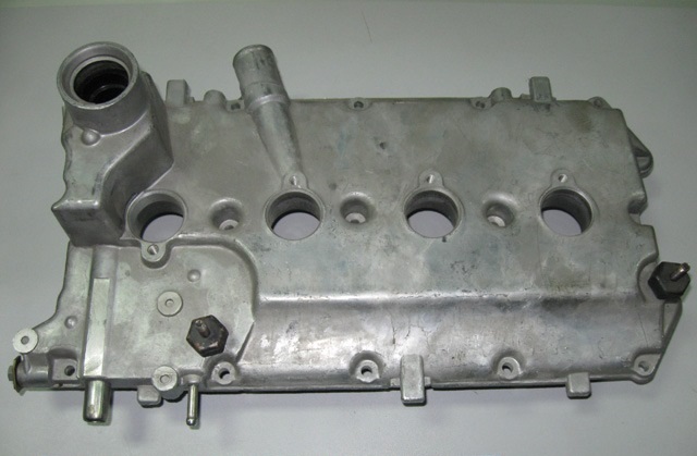 Снятая крышка головки блока цилиндров двигателя ВАЗ-21126 Лада Гранта (ВАЗ 2190)