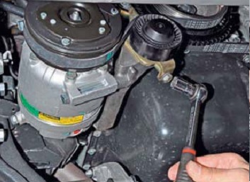 Проверка состояния и замена ремня привода компрессора кондиционера Chevrolet Niva