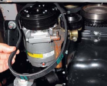 Проверка состояния и замена ремня привода компрессора кондиционера Chevrolet Niva