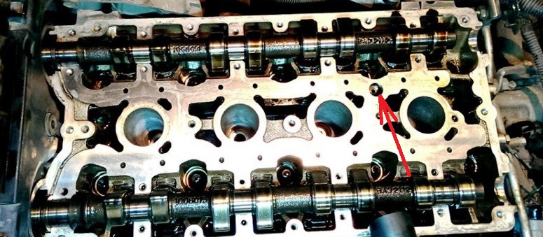 Размещение противодренажного клапана масляного канала головки блока цилиндров двигателя ВАЗ-21126 Лада Гранта (ВАЗ 2190)