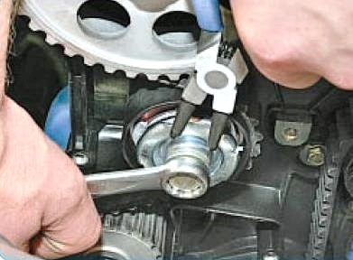 Регулировка натяжения ремня привода газораспределительного механизма двигателя ВАЗ-21126 Лада Гранта (ВАЗ 2190)