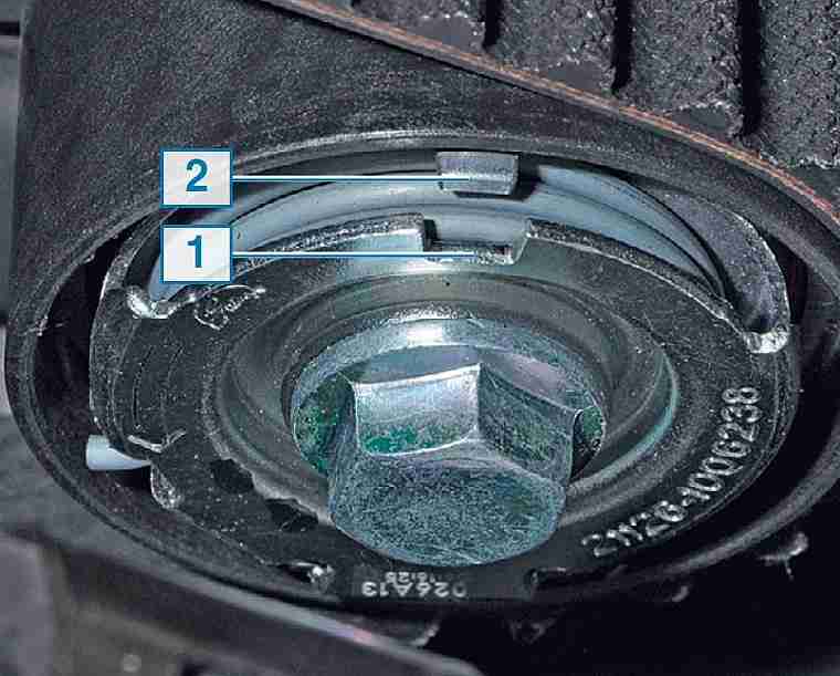 Совпадение меток натяжного ролика ремня привода ГРМ двигателя ВАЗ-21126 Лада Гранта (ВАЗ 2190)
