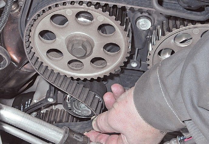 Снятие ремня привода ГРМ с натяжного ролика двигателя ВАЗ-21126 Лада Гранта (ВАЗ 2190)