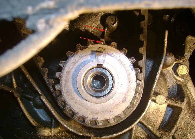 Совпадение меток ВМТ поршня 1-го цилиндра на шкиве коленчатого вала и приливе крышки масляного насоса двигателя ВАЗ-21126 Лада Гранта (ВАЗ 2190)