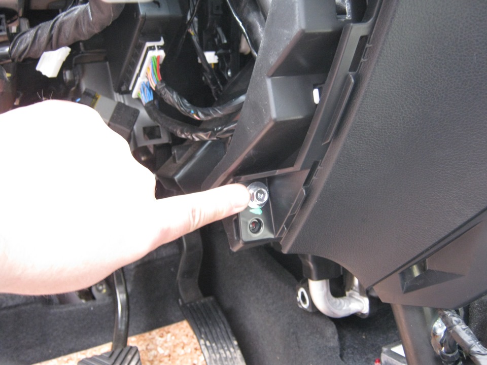 Открутить крепление торпеды справа от рулевой колонки на автомобиле Hyundai Solaris 2010-2016