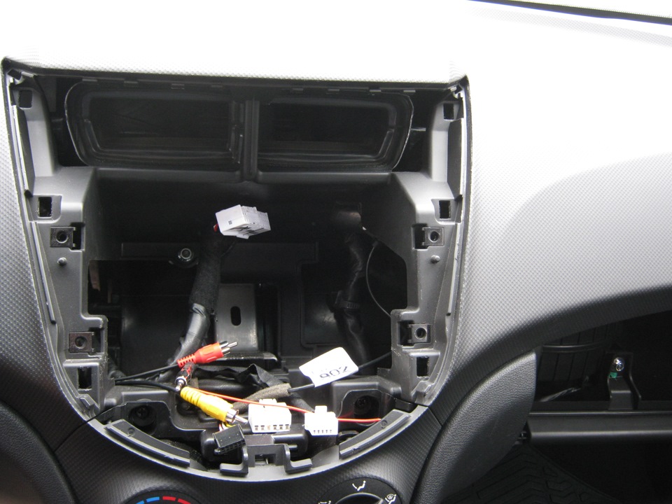 Снять магнитолу на автомобиле Hyundai Solaris 2010-2016