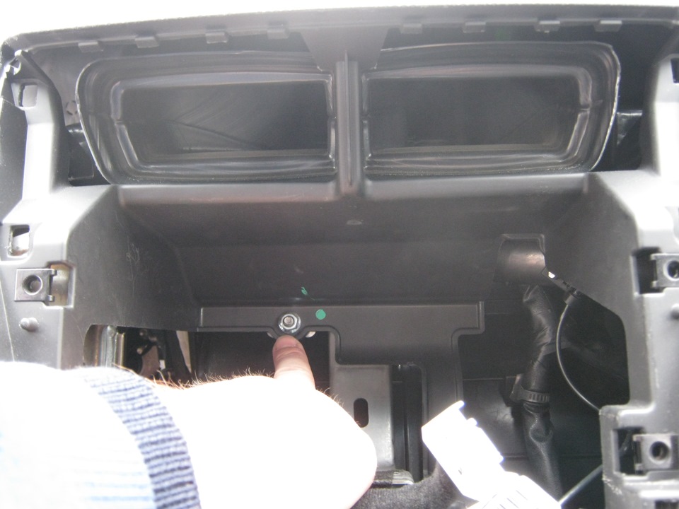 Открутить крепление торпеды за магнитолой на автомобиле Hyundai Solaris 2010-2016