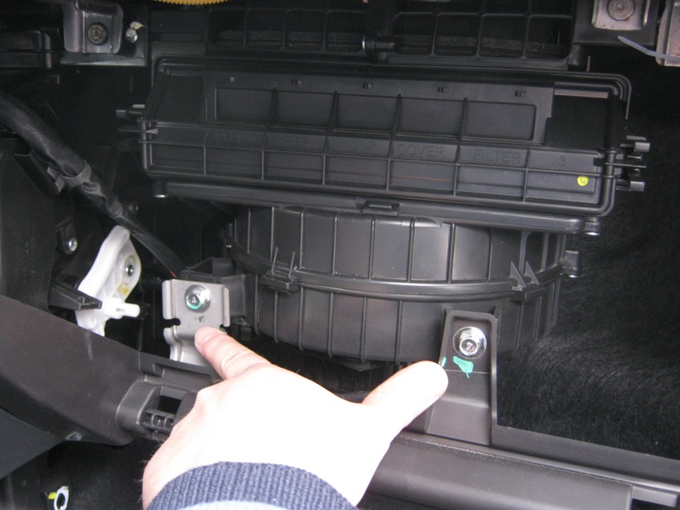 Расположение крепление торпеды на вентиляторе отопителя на автомобиле Hyundai Solaris 2010-2016