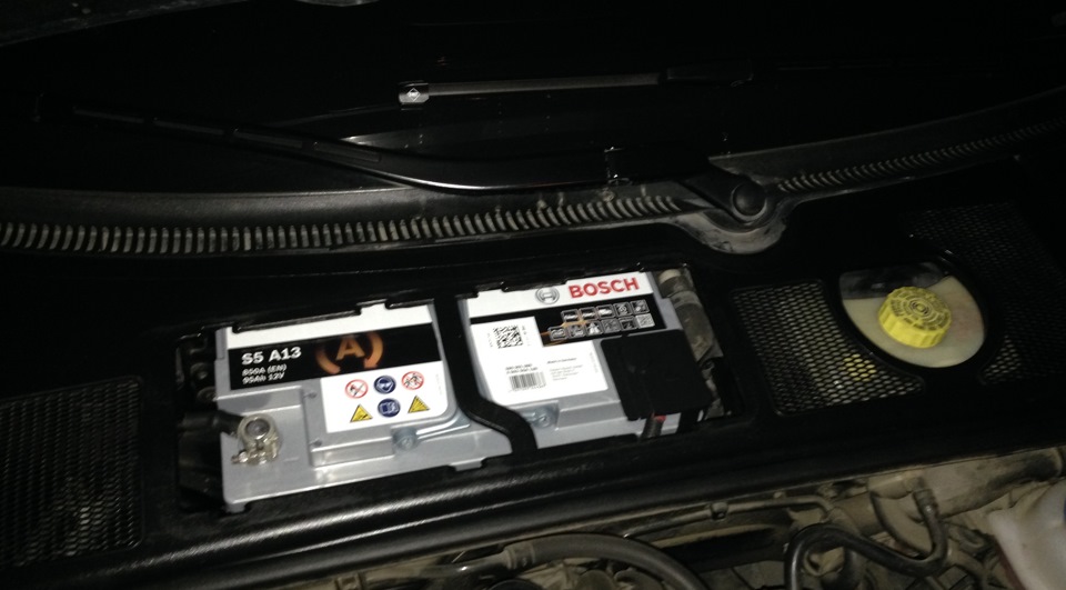 Снятие крышки над водосборным отсеком при замене аккумуляторной батареи Audi A4 2