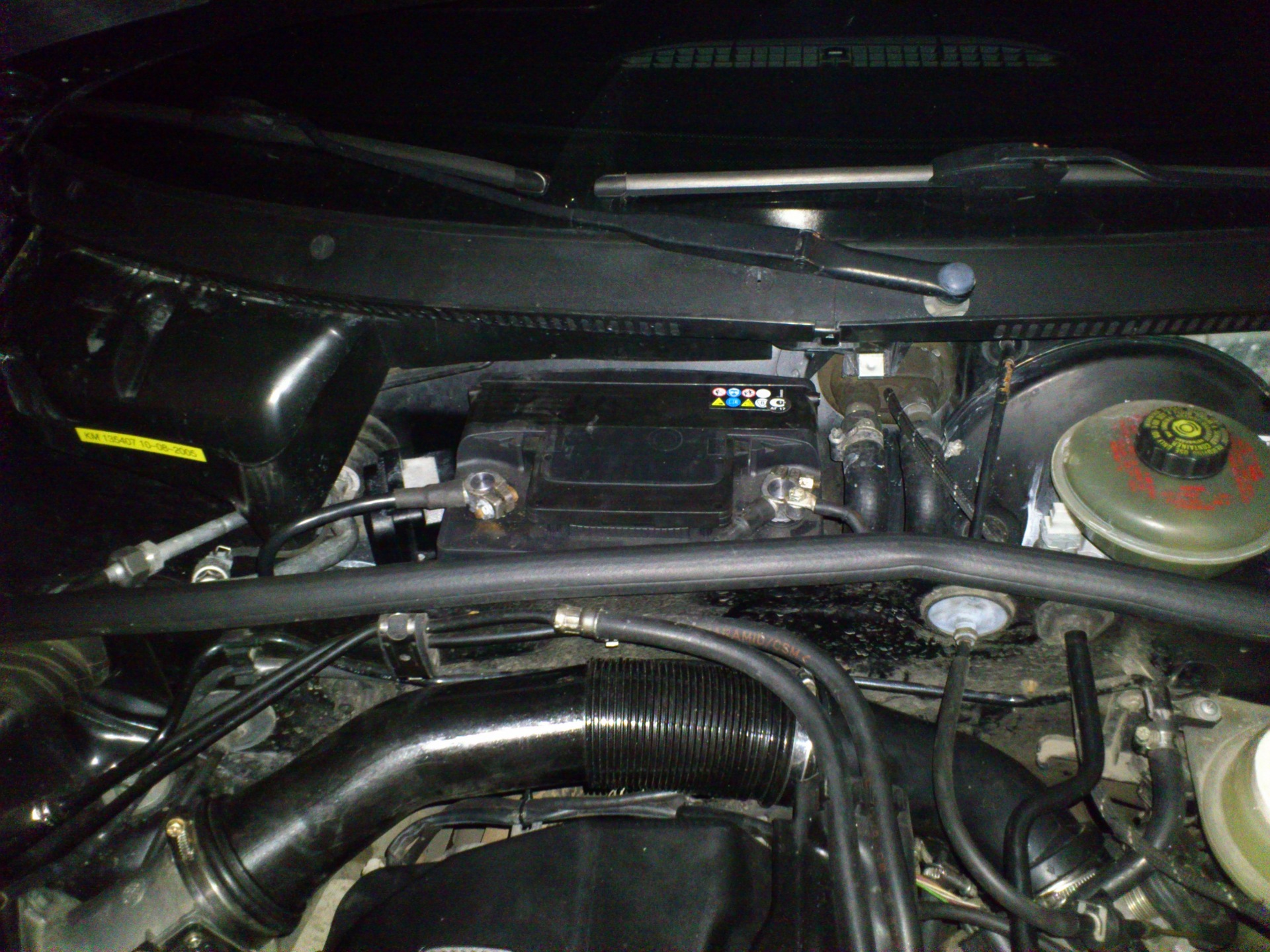 Отсоединение проводов при замене аккумуляторной батареи Audi A4 2