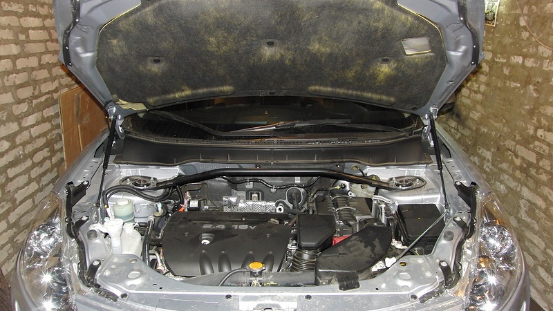 Поднятый капот двигателя Peugeot 4007