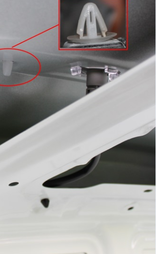 Так выглядит фиксатор декоративной накладки крышки багажника на автомобиле Hyundai Solaris