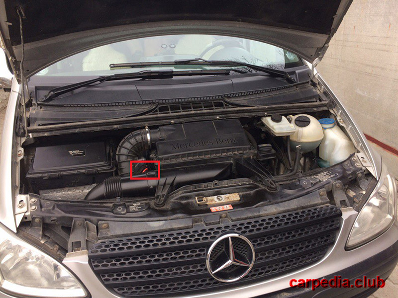 Расположение щупа уровня моторного масла на автомобиле Mercedes-Benz Vito W639 2007