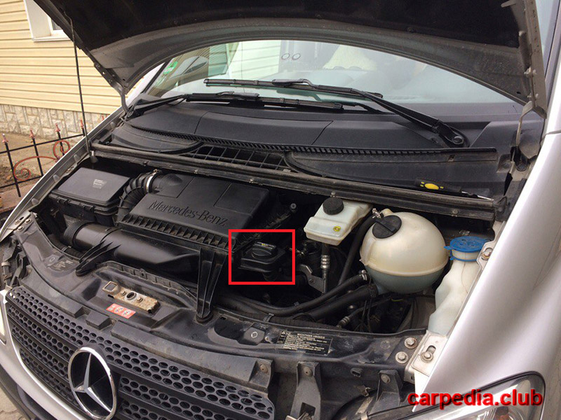 Расположение маслозаливной горловин двигателя на автомобиле Mercedes-Benz Vito W639 2007